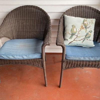 https://www.ebay.com/itm/126136682785 CV1063 PAIR OF WOVEN PATIO CHAIRS WITH BLUE CUSIONS AND PILLOW