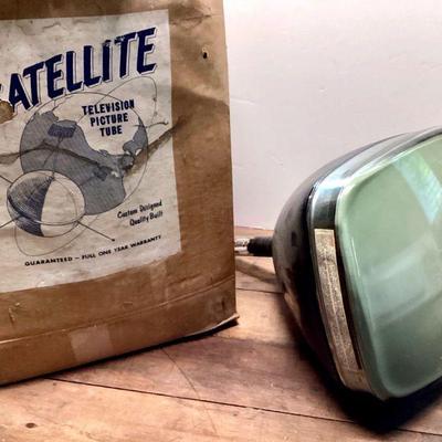 JUCR913 Vintage TV Picture Tube	Satellite television picture tube box contains Hoffman Easy-Vision 34 12 25, made in USA. Â Untested
