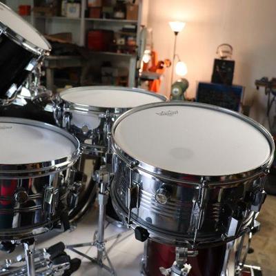 Several types of snare drum, including Gretsch and Pearl
