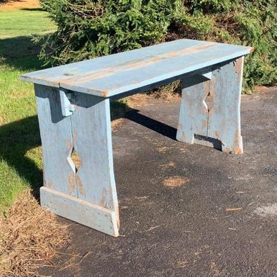 Chippy table in blue