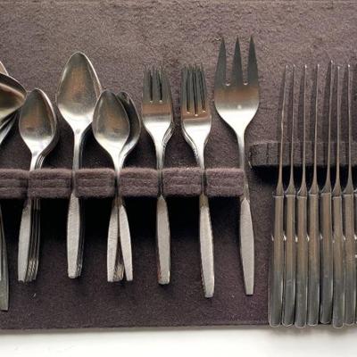 Several flatware sets in the sale