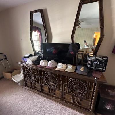 approx. 75x20x32 
9 drawers
Mirrors - 49.5x24
TV is for sale and is approx. 33
