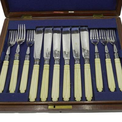 ANTIQUE ENGLISH SERVICE FOR 12 BOXED FISH SET