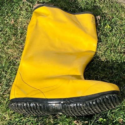 COMFIT WEAR SLUSH BOOTS | Slush Boots in yellow by Comfit Wear in size 15. To be worn over your shoes. - l. 15 x w. 4.5 x h. 14 mm
