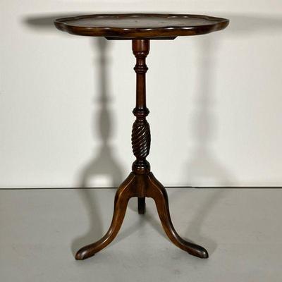 BRANDT FURNITURE CANDLE STAND | Nice small oval shaped top candle stand with spiral turnings by Brandt. - l. 14 x w. 10 x h. 20.5 in

