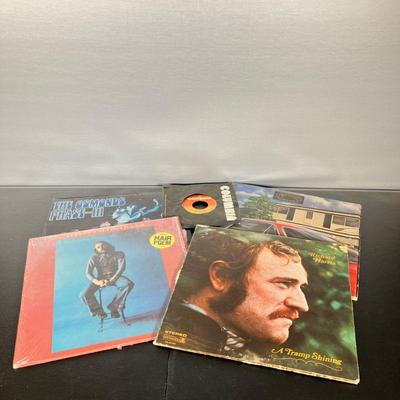 (5PC) RICHARD HARRIS, GEORGE CARLIN & CARPENTERS RECORDS VINYL | Includes: DS-50032; LD 7214; SP 3519; 1SE-4796; 3-10724 A 45.
