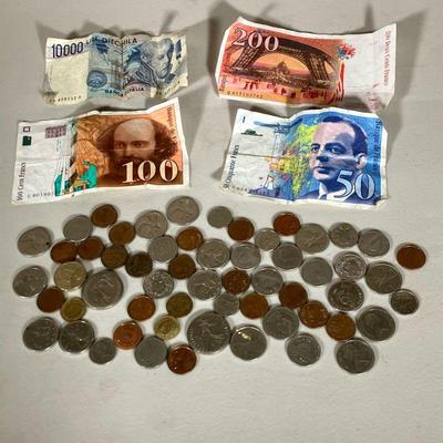 FOREIGN CURRENCY & COINS | Group of Foreign paper bills and coins. Canada, France, Italy.
