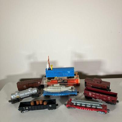 (8PC) LIONEL TRAIN CARS SUBMARINE, BRONX ZOO & MORE | Nice Lot of Lionel Cars including: (1) 3380 Navy Submarine on a 3330 Flat Car. (1)...