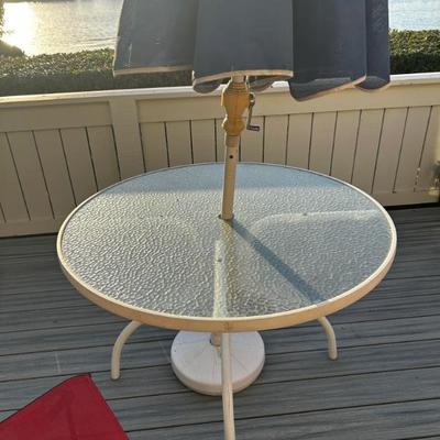 outdoor table with umbrella 