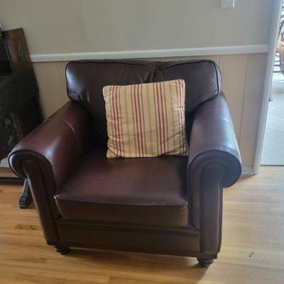 Leather arm chair.
40x37x36