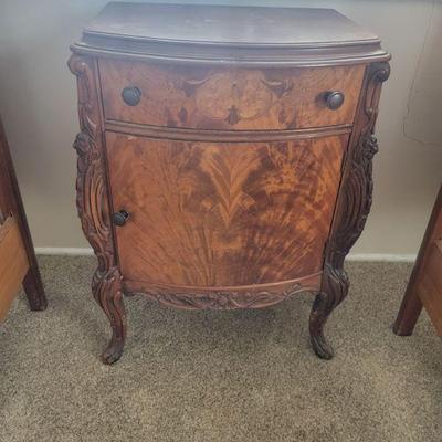 Louis XV influence vintage night stand
22x16x30