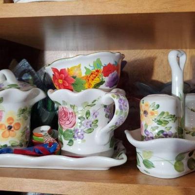 Kitchen Shelf Lot 182