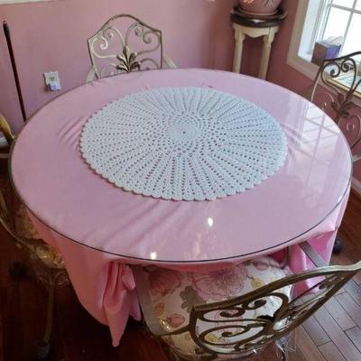 Beatiful Vintage 48" Kitchenette Table And Chairs
