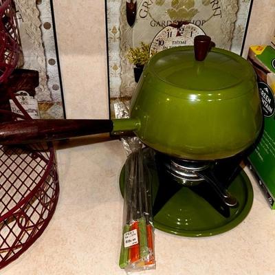 New old stock avocado green fondue pot 