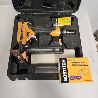 Bostitch Pneumatic Staple Gun with Case and additional Staples