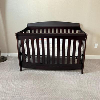 Lot #M 35 - Baby Crib and 4 Drawer Dresser Set (2 PIECE SET)