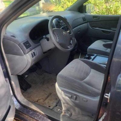 Toyota Sienna - off site