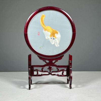 CHINESE SILKWORK CAT & GRASSHOPPER TABLE SCREEN | In a round wood frame with carved fretwork supports complete with presentation box. -...