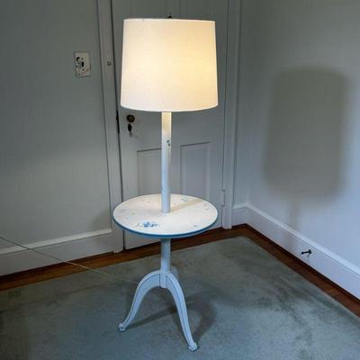 PAINTED LAMP TABLE | Quaint paint decorated floor lamp / table with flower decoration and a blue trim, on a tripod base. - h. 56.5 x dia....