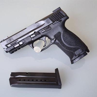 Smith & Wesson M&P9 9mm semi-automatic pistol with 1 extra magazine