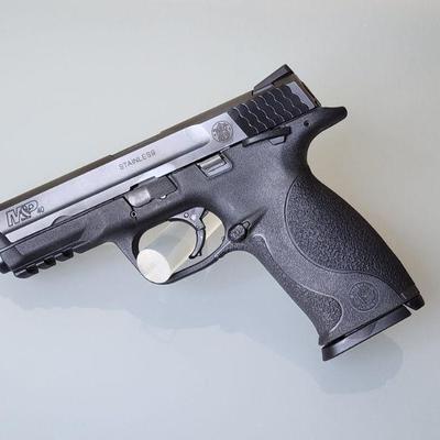 Smith & Wesson M&P40 .40cal semi-automatic pistol with 1 extra magazine