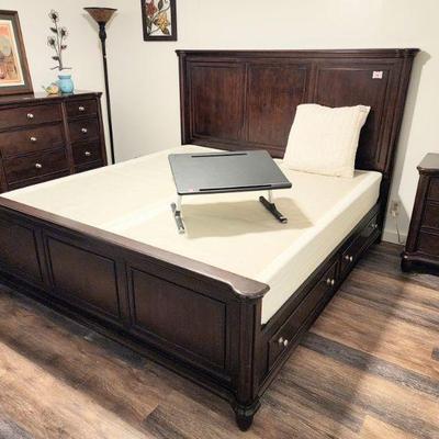 King bed with storage drawers