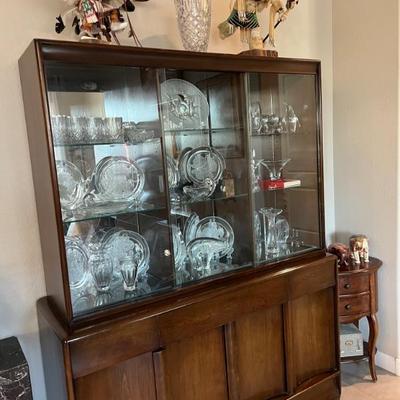 HEYWOOD WAKEFIELD MCM DISPLAY CABINET, COLLECTIBLE GLASSWARE