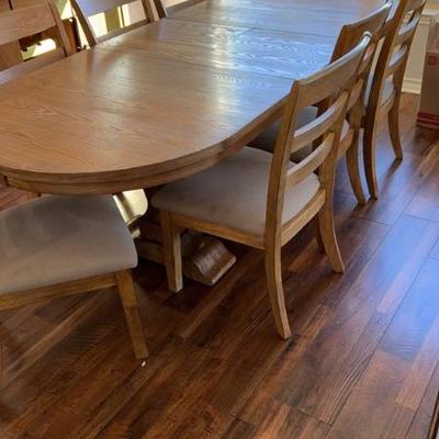 Dining room table/8 chairs