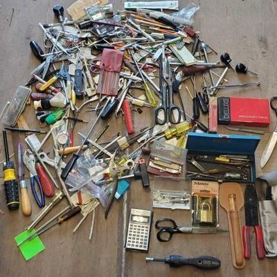 #3552 â€¢ Screwdrivers, Scissors, Lock and keys, Ratchets, Calculator, Pens
