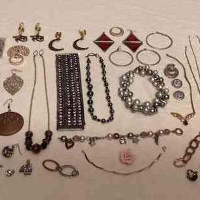 MMF015 Broken & Mis-Matched Costume Jewelry For Crafting 