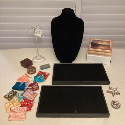 MMF030 Jewelry Boxes, Jewelry Pouches, Trays & Stands