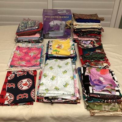 MMF137 Mini Sewing Machine & Fabric