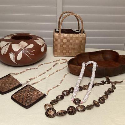 MMF168 Vintage Hawaiian Themed Items