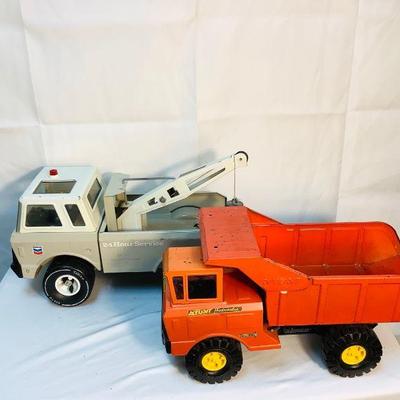 GRLE315 Tonka Tow Truck & Nylint Dump Truck	The Tonka Mighty Chevron Tow Truck comes with original driver figure. Â  The tow hook moves...