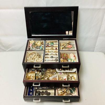 JUCR101 Momâ€™s Jewelry Box, FULL!	Large assortment, box is packed full. Some beautiful antique pieces.
