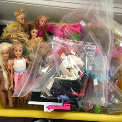 all things Barbie: 6 dolls, clothes, shoes and purses , furniture
