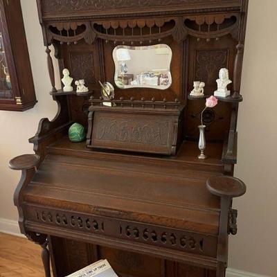 Antique pump organ 
