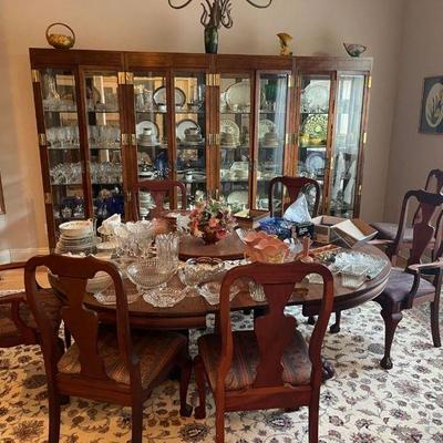 Wonderful dining room table and chair set. 