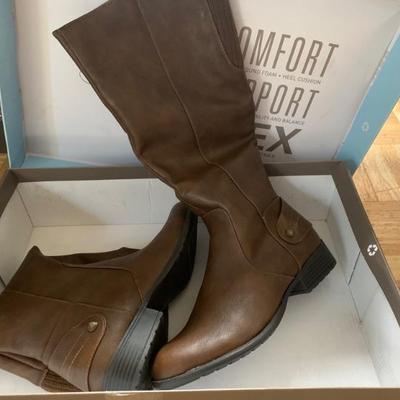 Womenâ€™a unworn boots size 10
