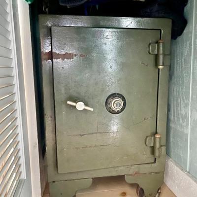 Antique floor safe (with combination)