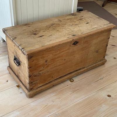 Primitive blanket chest