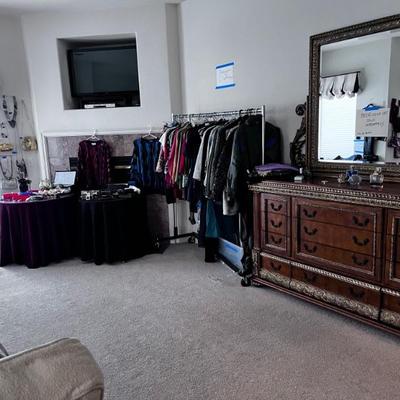 Designer Clothing
Sportswear/Dresses/outerwear