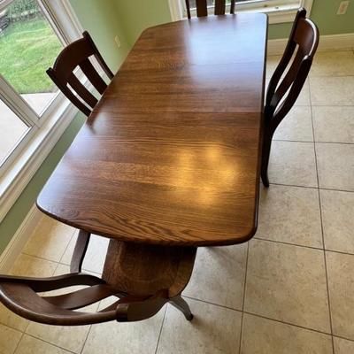Amish Dinning Room Table with hidden leaf
4 chairs