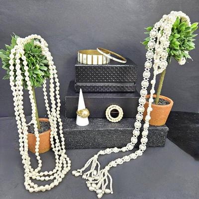  Lot of Fashion Jewelry with Focus on Pearls and Mother of Pearl - in Gold Tones