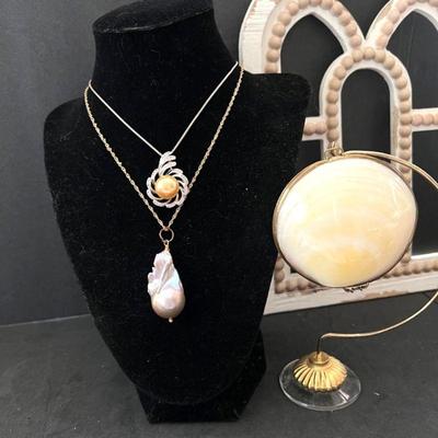  Pretty Vintage Blister Mabe Pearl & Golden South Sea Pearl Pendant Pendants w/ Chains & Limpet Seashell Trinket Box