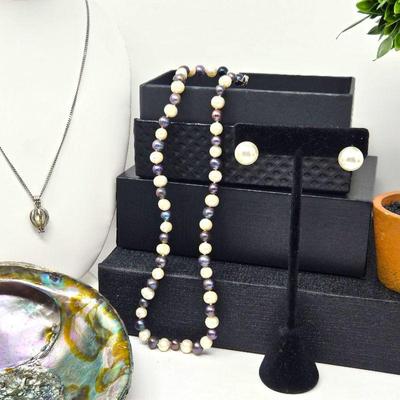 Cultured Black and White 7mm Pearl Necklace 18