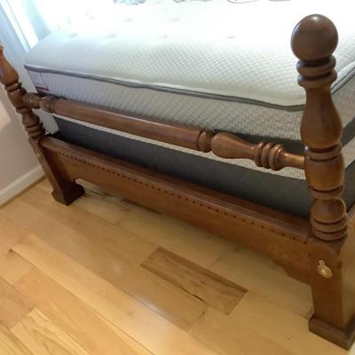 $250 Kincaid Queen bed 66"W 90"L footboard 38:H footboard 50"  **matches dresser (mattress/box spring included)