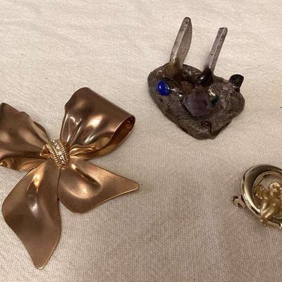 DDD207 Brooches & Small Pewter Sculpture 