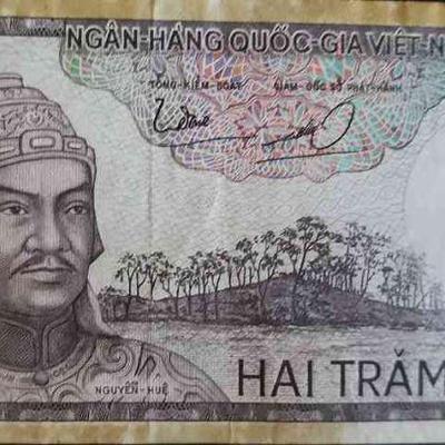 DDD038 - Vintage Paper Currency Vietnam