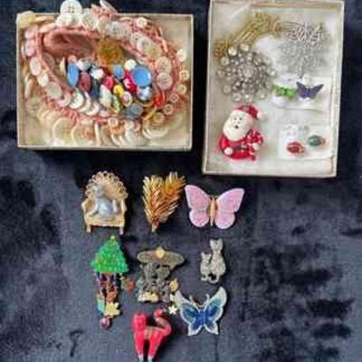 DDD161- Assorted Vintage Brooches & Button Necklace 